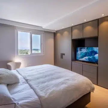 Refurbished modern 2-bedroom apartment near Puerto Banus, Marbella Picture 2