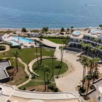 Modern 2-bedroom beachfront apartment located in The Edge, Estepona West Picture 9