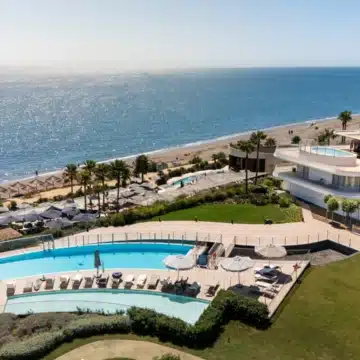 Modern 2-bedroom beachfront apartment located in The Edge, Estepona West Picture 10