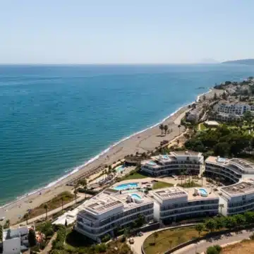 Modern 2-bedroom beachfront apartment located in The Edge, Estepona West Picture 12