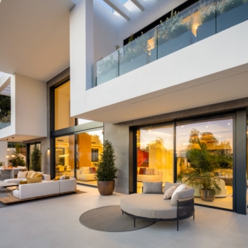 The List – Six bedrooms house with beautiful sea views in Rio Real, Marbella Picture 5