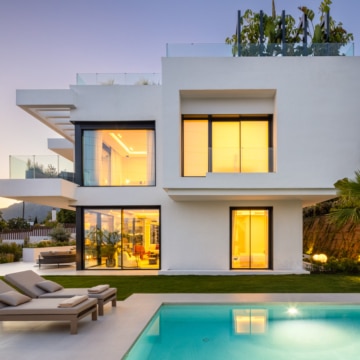The List – Six bedrooms house with beautiful sea views in Rio Real, Marbella Picture 6