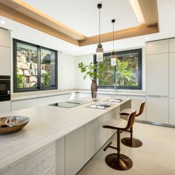 The List – Six bedrooms house with beautiful sea views in Rio Real, Marbella Picture 7