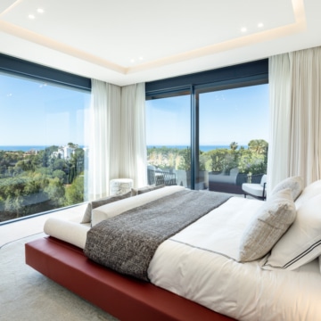 The List – Six bedrooms house with beautiful sea views in Rio Real, Marbella Picture 9