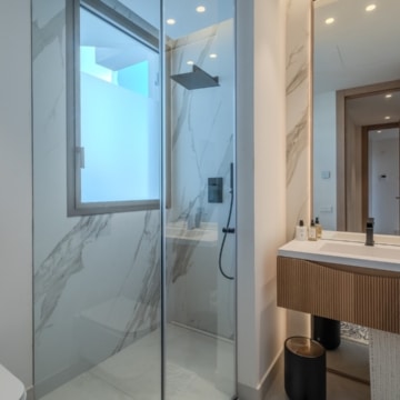 Unique semi-detached villa in the heart of the Golf Valley, Nueva Andalucia Picture 14