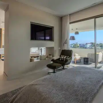 Unique semi-detached villa in the heart of the Golf Valley, Nueva Andalucia Picture 37