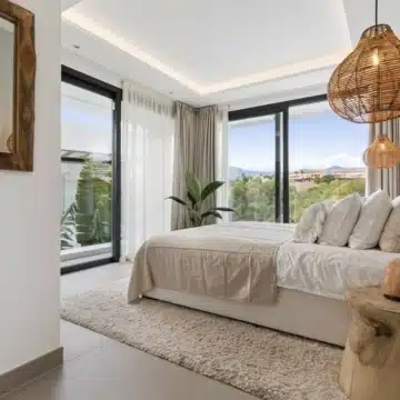 Modern detached villa with mountain and golf views in La Resina Golf, New Golden Mile Picture 15
