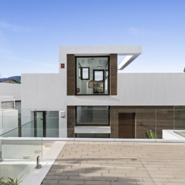 Modern detached villa with mountain and golf views in La Resina Golf, New Golden Mile Picture 16