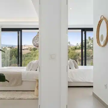Modern detached villa with mountain and golf views in La Resina Golf, New Golden Mile Picture 9