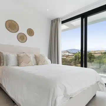 Modern detached villa with mountain and golf views in La Resina Golf, New Golden Mile Picture 11