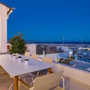 Beachside luxury penthouse with breathtaking sea and marina views in Puerto Banus, Marbella Picture 4