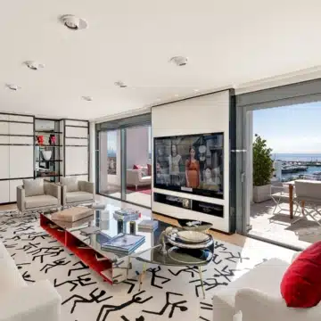 Beachside luxury penthouse with breathtaking sea and marina views in Puerto Banus, Marbella Picture 1