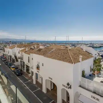 Beachside luxury penthouse with breathtaking sea and marina views in Puerto Banus, Marbella Picture 28