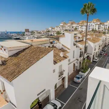 Beachside luxury penthouse with breathtaking sea and marina views in Puerto Banus, Marbella Picture 7