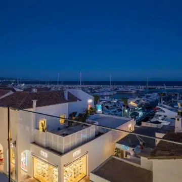 Beachside luxury penthouse with breathtaking sea and marina views in Puerto Banus, Marbella Picture 29
