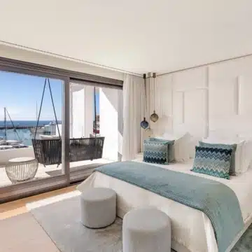 Beachside luxury penthouse with breathtaking sea and marina views in Puerto Banus, Marbella Picture 11