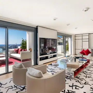 Beachside luxury penthouse with breathtaking sea and marina views in Puerto Banus, Marbella Picture 14