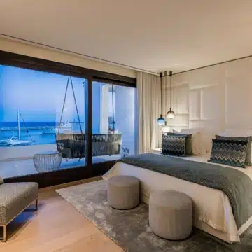 Beachside luxury penthouse with breathtaking sea and marina views in Puerto Banus, Marbella Picture 31