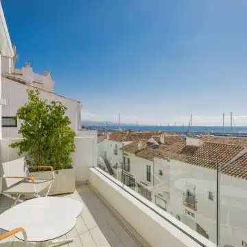 Beachside luxury penthouse with breathtaking sea and marina views in Puerto Banus, Marbella Picture 18