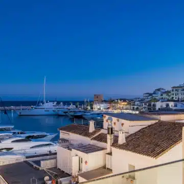 Beachside luxury penthouse with breathtaking sea and marina views in Puerto Banus, Marbella Picture 33