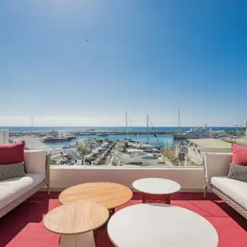Beachside luxury penthouse with breathtaking sea and marina views in Puerto Banus, Marbella Picture 8