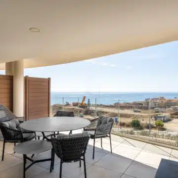 Elegant three-bedroom apartment in the desirable community of El Higuerón, Fuengirola Picture 0