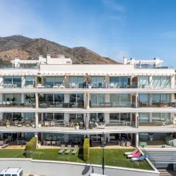 Elegant three-bedroom apartment in the desirable community of El Higuerón, Fuengirola Picture 2