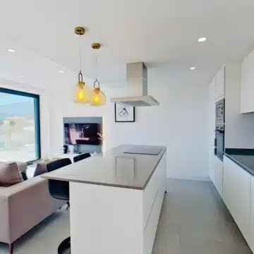 Stunning 3-bedroom duplex penthouse with sea and mountain views in Estepona East Picture 8