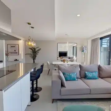 Stunning 3-bedroom duplex penthouse with sea and mountain views in Estepona East Picture 4
