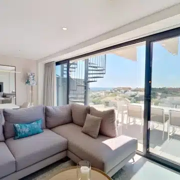 Stunning 3-bedroom duplex penthouse with sea and mountain views in Estepona East Picture 10