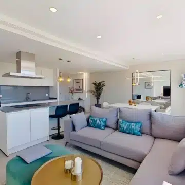 Stunning 3-bedroom duplex penthouse with sea and mountain views in Estepona East Picture 12