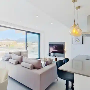 Stunning 3-bedroom duplex penthouse with sea and mountain views in Estepona East Picture 13