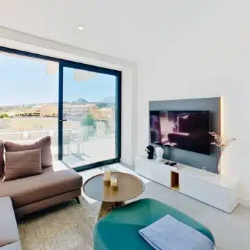 Stunning 3-bedroom duplex penthouse with sea and mountain views in Estepona East Picture 14