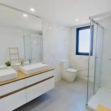 Stunning 3-bedroom duplex penthouse with sea and mountain views in Estepona East Picture 19
