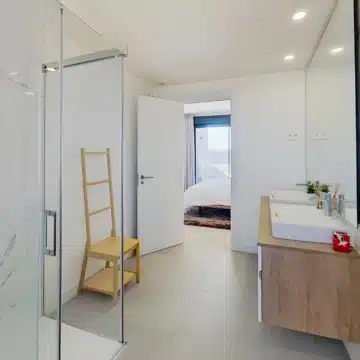 Stunning 3-bedroom duplex penthouse with sea and mountain views in Estepona East Picture 21