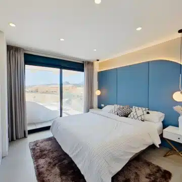 Stunning 3-bedroom duplex penthouse with sea and mountain views in Estepona East Picture 17