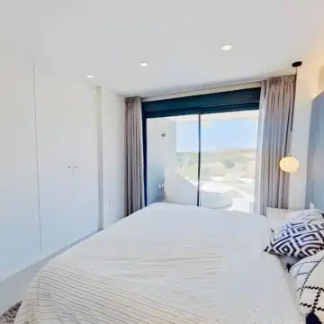 Stunning 3-bedroom duplex penthouse with sea and mountain views in Estepona East Picture 18