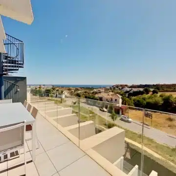 Stunning 3-bedroom duplex penthouse with sea and mountain views in Estepona East Picture 11