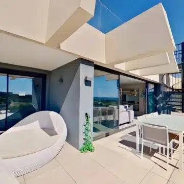 Stunning 3-bedroom duplex penthouse with sea and mountain views in Estepona East Picture 9