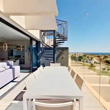 Stunning 3-bedroom duplex penthouse with sea and mountain views in Estepona East Picture 2