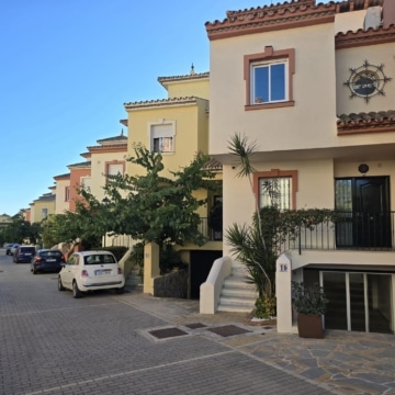 Beachside townhouse for sale Garden Beach Estepona walking distance to Estepona old town Picture 5