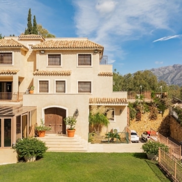 Magnificent villa with panoramic views in the prestigious El Herrojo, Benahavis Picture 16