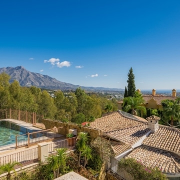 Magnificent villa with panoramic views in the prestigious El Herrojo, Benahavis Picture 23