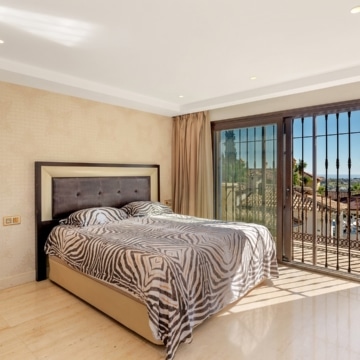 Magnificent villa with panoramic views in the prestigious El Herrojo, Benahavis Picture 24