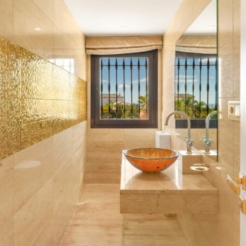 Magnificent villa with panoramic views in the prestigious El Herrojo, Benahavis Picture 11