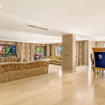Magnificent villa with panoramic views in the prestigious El Herrojo, Benahavis Picture 8