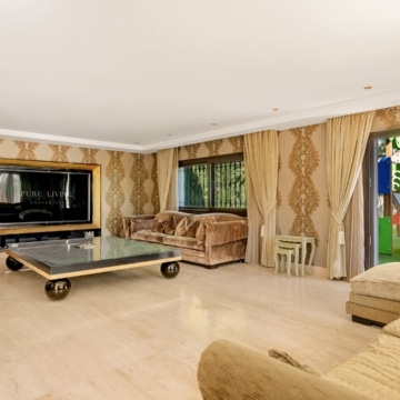 Magnificent villa with panoramic views in the prestigious El Herrojo, Benahavis Picture 3