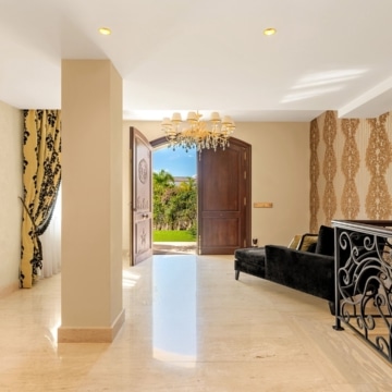 Magnificent villa with panoramic views in the prestigious El Herrojo, Benahavis Picture 10