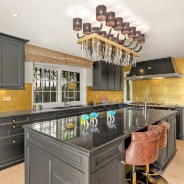 Magnificent villa with panoramic views in the prestigious El Herrojo, Benahavis Picture 1