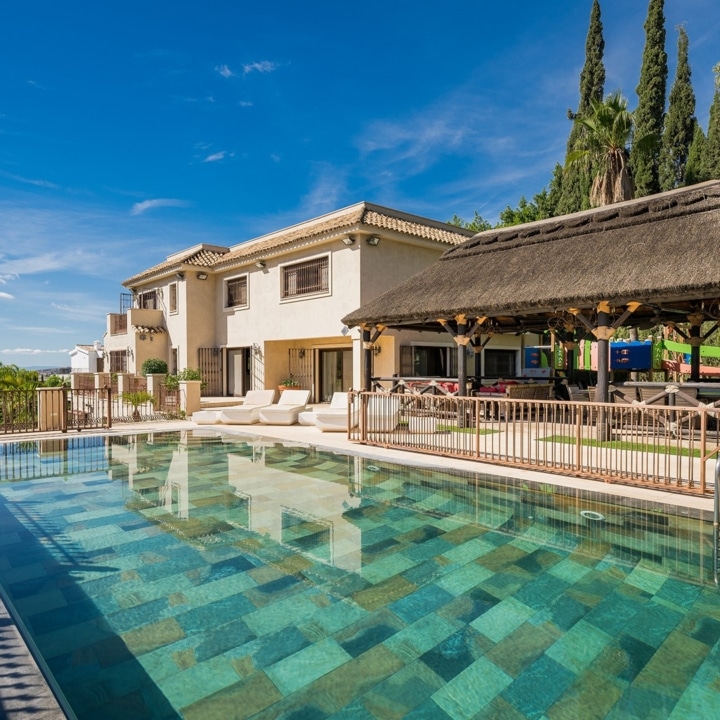 Magnificent villa with panoramic views in the prestigious El Herrojo, Benahavis Picture